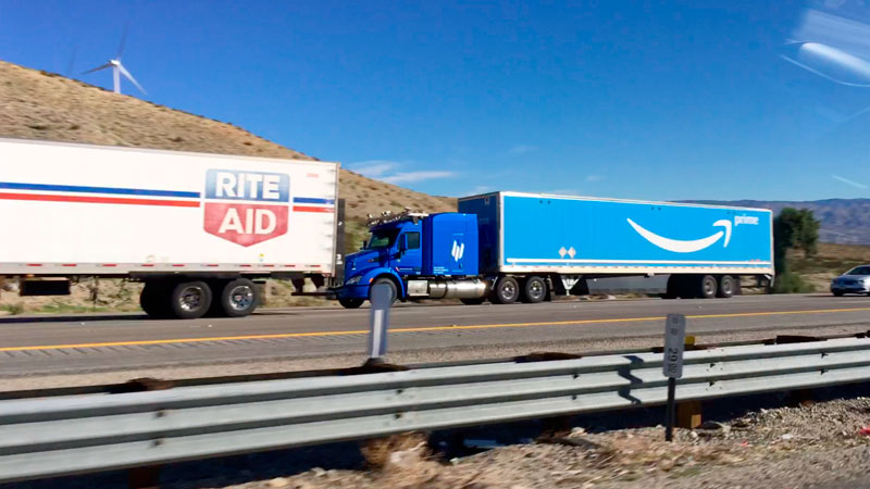 Amazon a été vu utilisant un camion autonome pour transporter des marchandises.