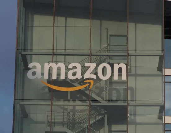 Amazon suscite l'indignation avec une taxe "absurde" : "Une entreprise maléfique".