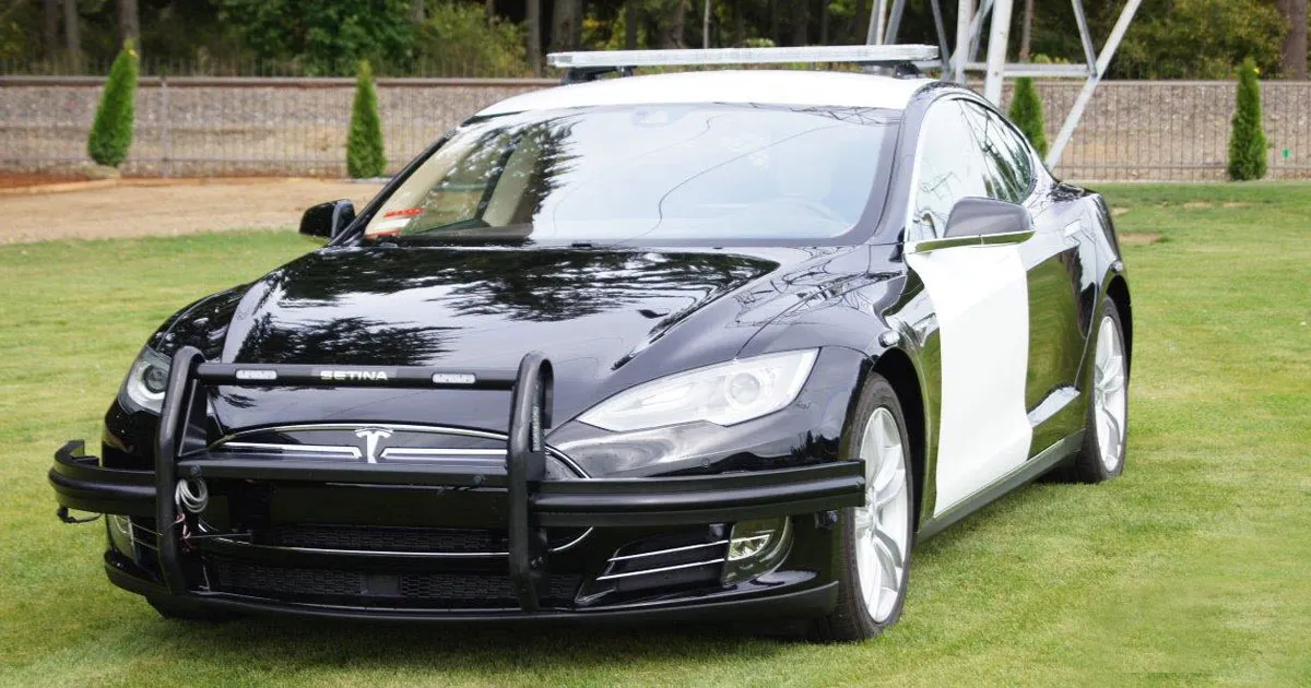 « Ce Service de Police Adopte une Tesla comme Nouvelle Voiture de Patrouille »