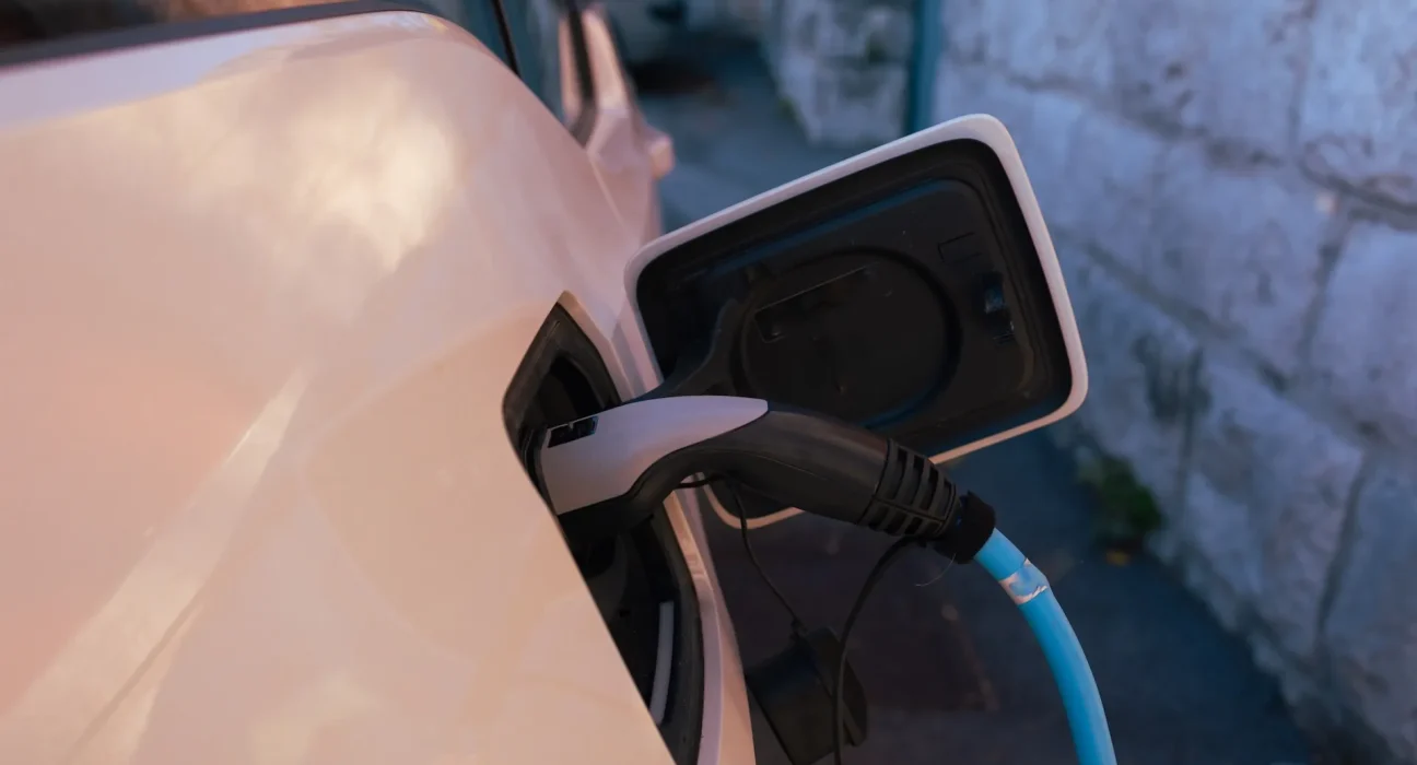 Comparaison choquante : Coûts d'entretien des véhicules électriques versus voitures à essence après 10 ans d'expérience