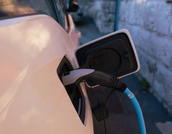 Comparaison choquante : Coûts d'entretien des véhicules électriques versus voitures à essence après 10 ans d'expérience
