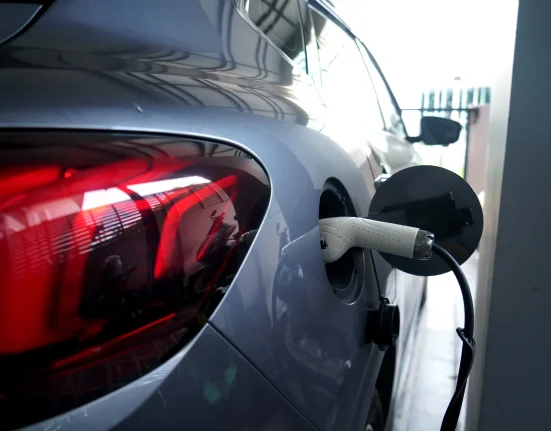 Comparaison surprenante des coûts : Véhicules électriques vs. voitures à essence - Le rôle crucial des batteries