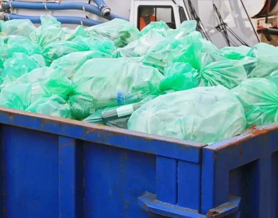 Découverte inattendue dans une benne de recyclage : 'Que se passe-t-il avec certaines personnes ?'