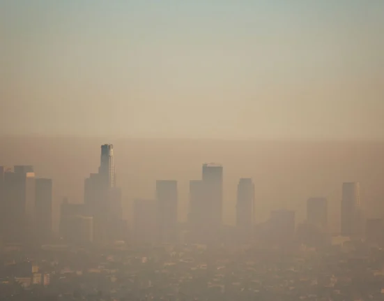 Découverte inattendue : des scientifiques mettent en lumière un danger potentiel dans notre air