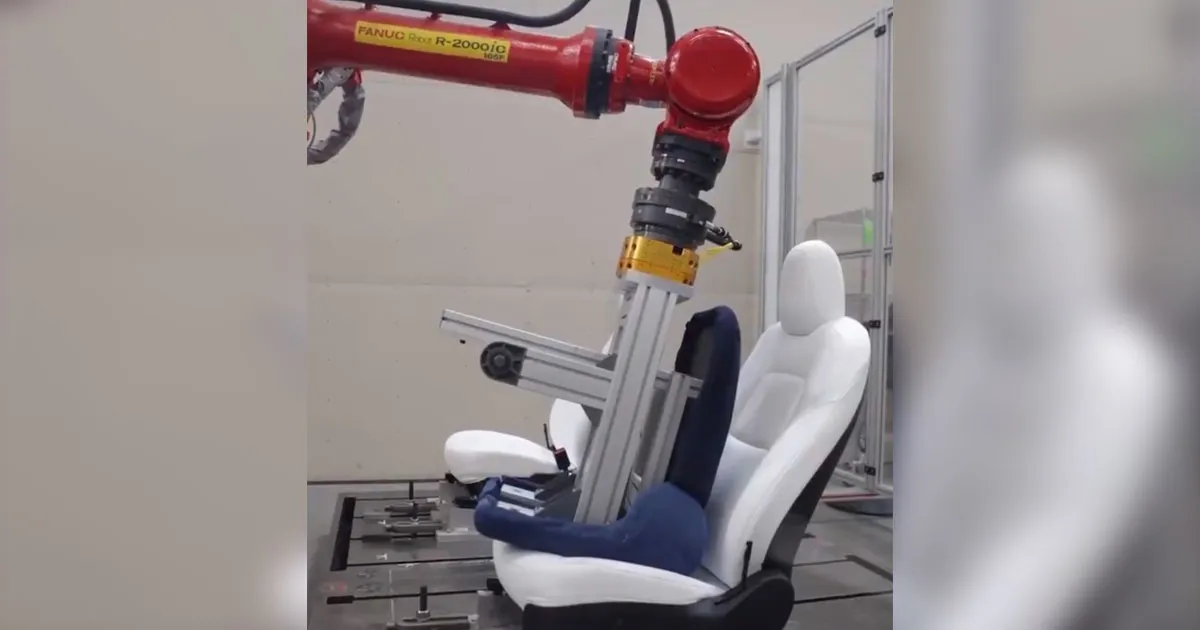 Découvrez le Robot Testeur de Sièges Tesla en Action !