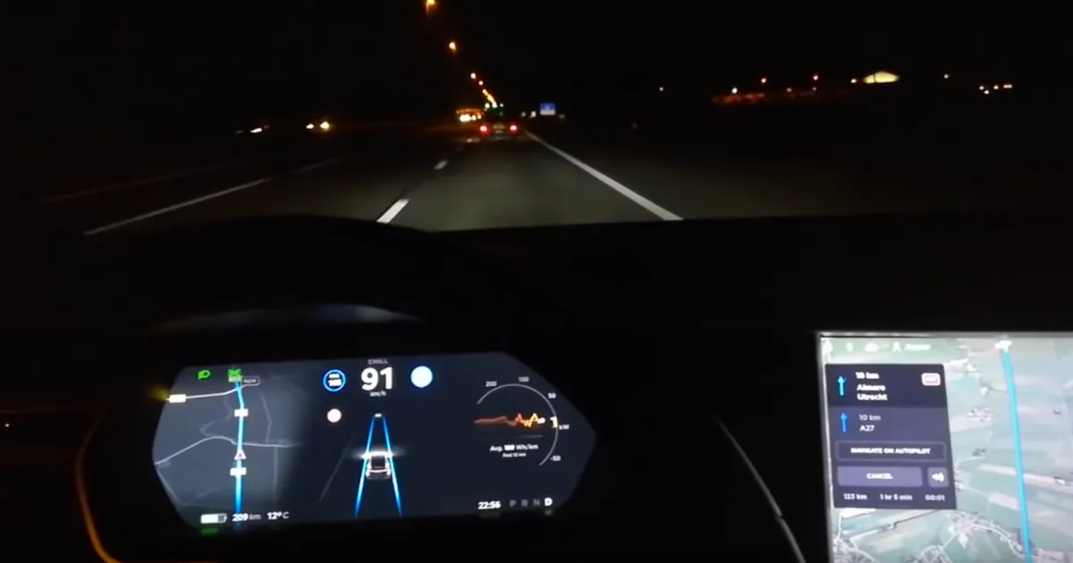 Découvrez l'expérience de conduite avec le nouveau mode Autopilot "Mad Max" de Tesla.