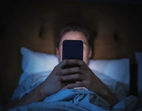 Des Experts Tirent la Sonette d'Alerte sur une Tendance Inquiétante de YouTube : Les Nicheurs en Ligne