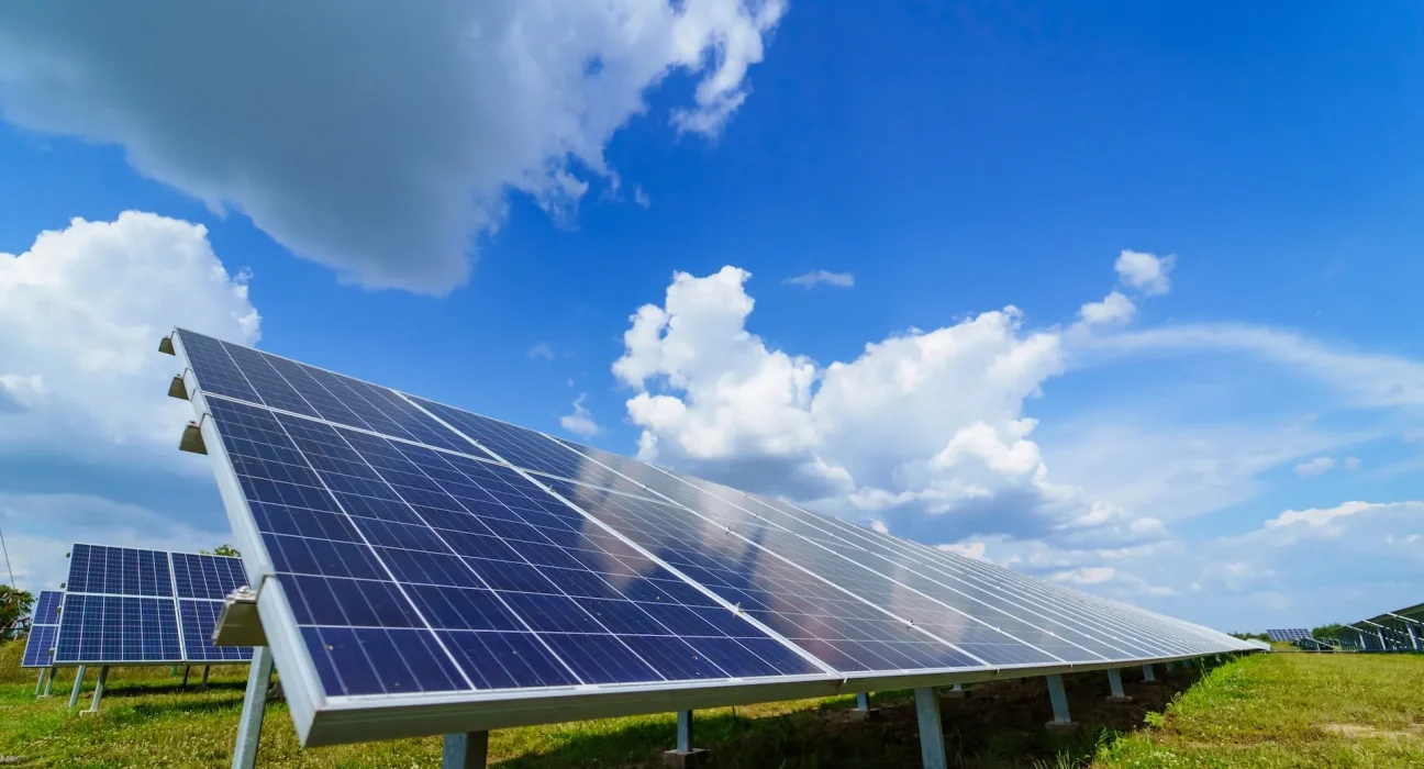 Des chercheurs découvrent une technique innovante qui pourrait transformer l'industrie des panneaux solaires : voici son fonctionnement.