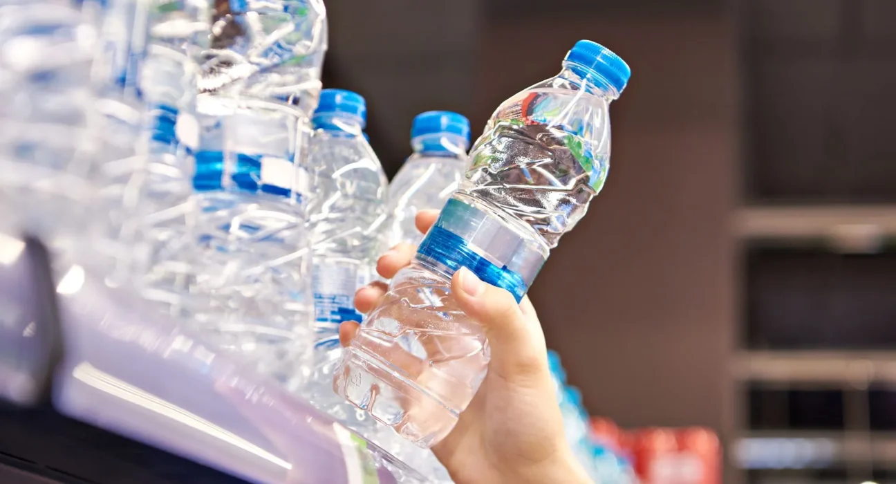 Des chercheurs s'inquiètent de la contamination inattendue des bouteilles d'eau : « Buvez-la directement au robinet ».