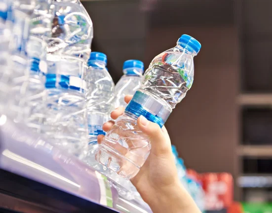 Des chercheurs s'inquiètent de la contamination inattendue des bouteilles d'eau : « Buvez-la directement au robinet ».