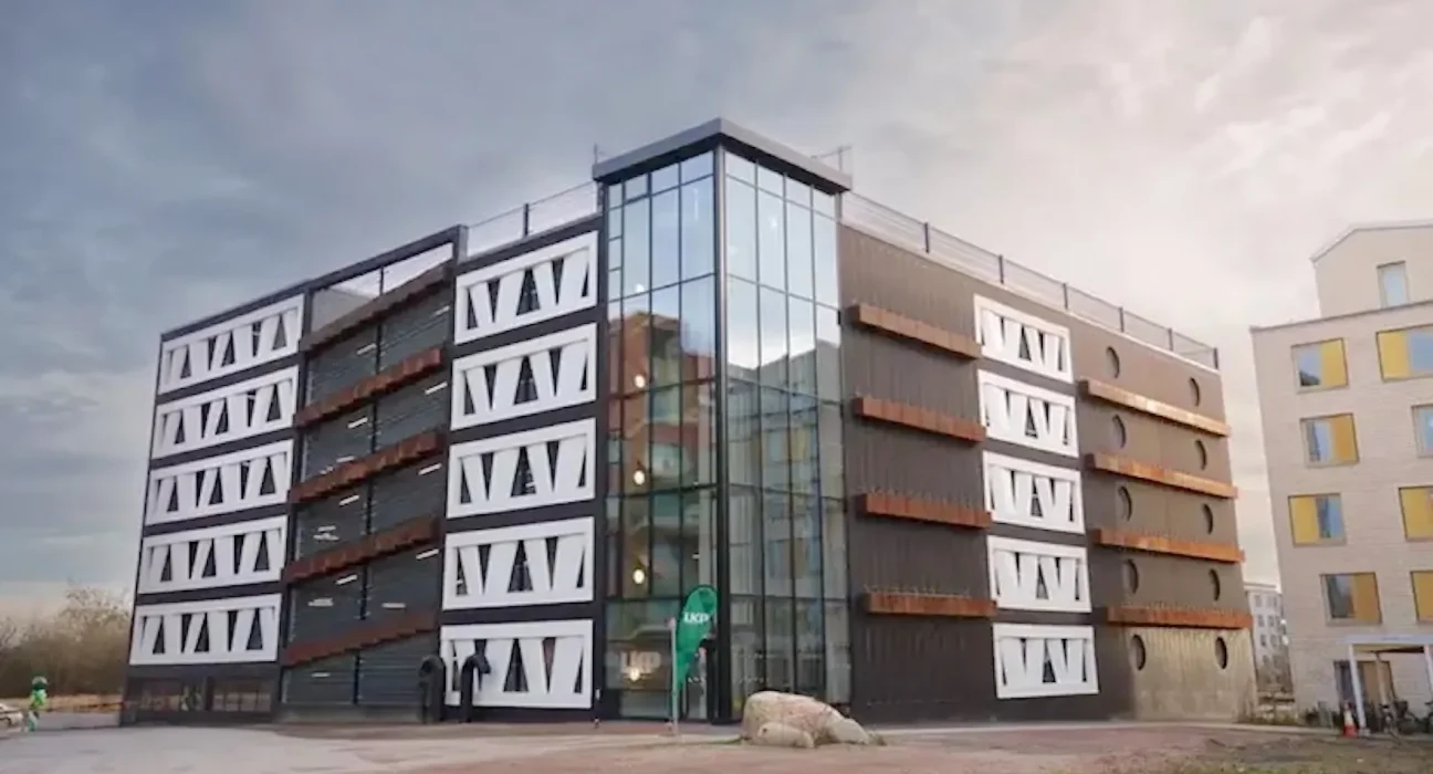 Des responsables présentent une structure innovante réalisée à partir de pales d'éoliennes recyclées : « Une idée ingénieuse ».