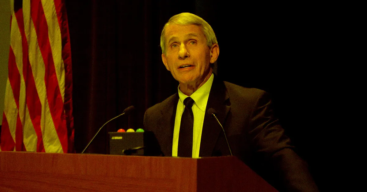 « Dr. Fauci Démolit les Pratiques de Donald Trump »