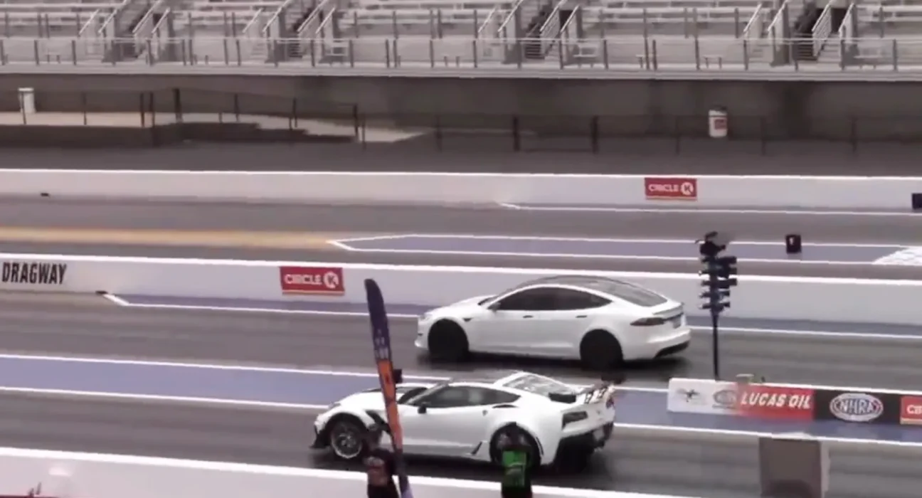 « Duel Mécanique : Tesla Model S face à Chevrolet Corvette dans une Course de Drag »