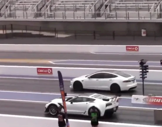 « Duel Mécanique : Tesla Model S face à Chevrolet Corvette dans une Course de Drag »