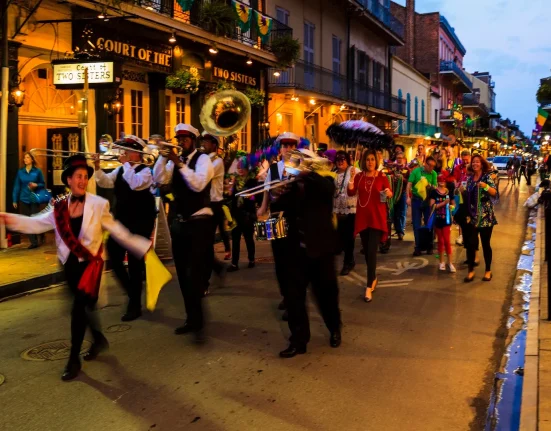 Innovation des chercheurs face au défi des spectateurs dévaluant Mardi Gras