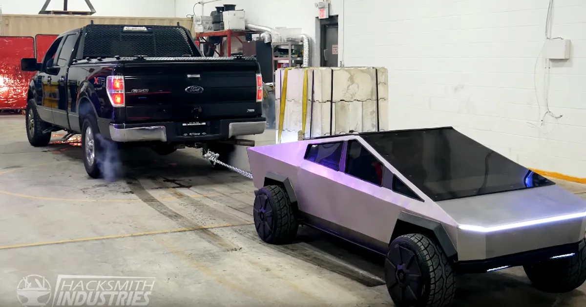 La bataille des titans : un Cybertruck à échelle réduite défie un Ford F-150 dans un duel de force