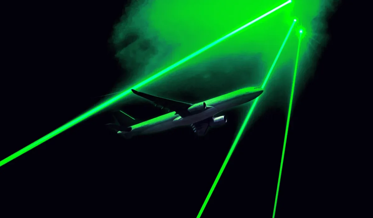 Le Mystère du Fermeture de l'Aéroport d'El Paso : Quand un Méga-Laser Militaire Entre en Scène.
