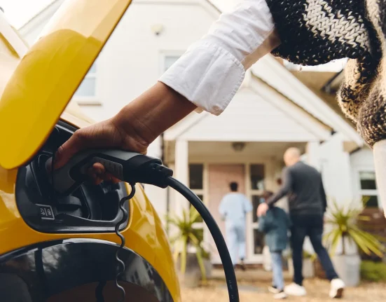 Les constructeurs automobiles trouvent une solution révolutionnaire à un problème critique des VÉ : découvrez les détails.