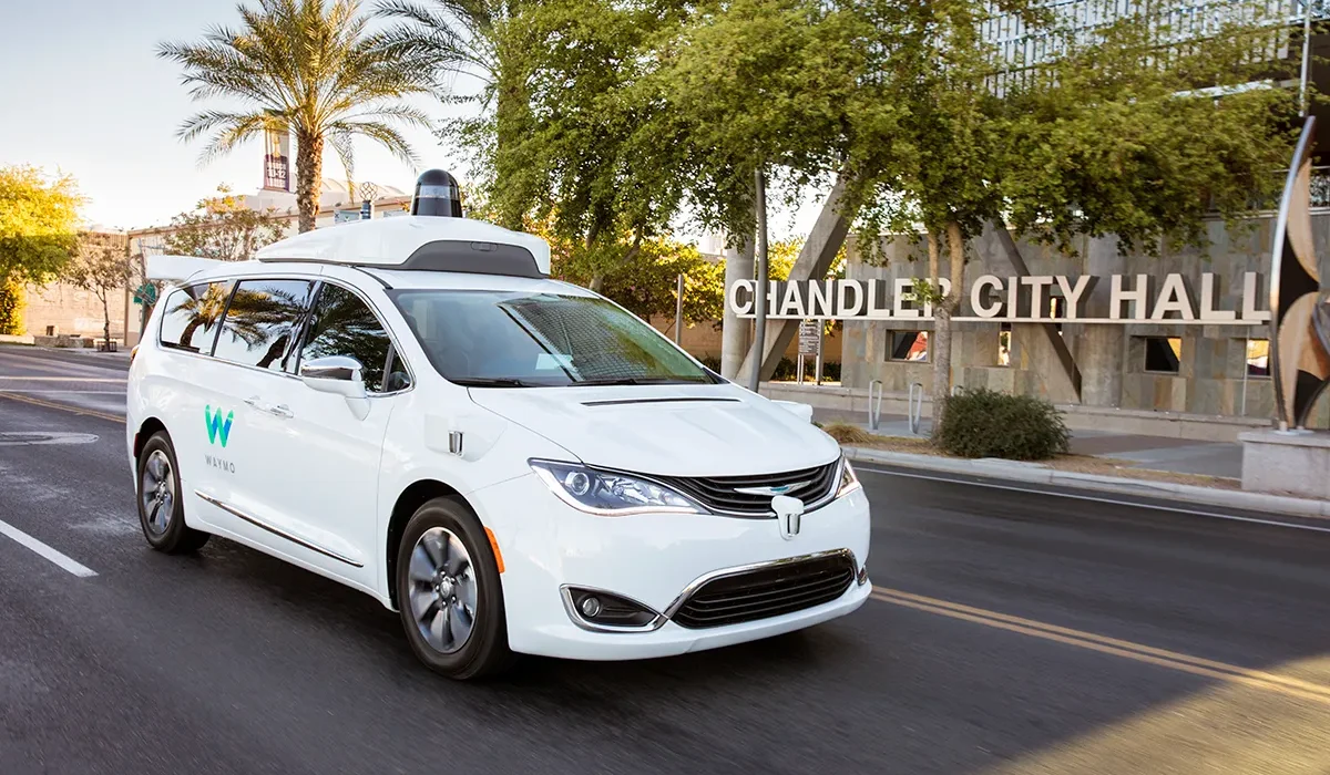 Les défis à venir pour les véhicules autonomes : le service de taxi autonome de Waymo en question