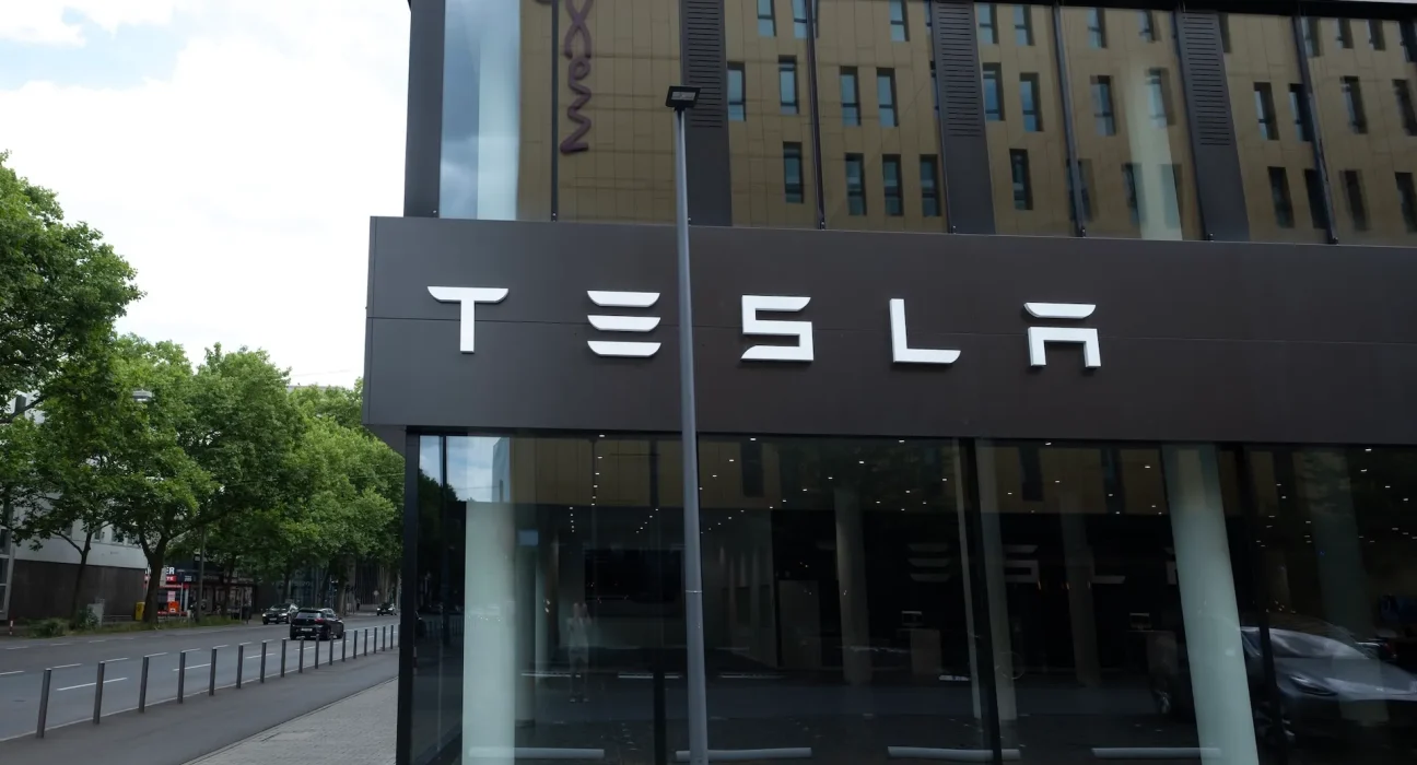 Les poignées de porte 'invisibles' de Tesla sous le feu des autorités : quatre actualités sur les véhicules électriques à suivre cette semaine.