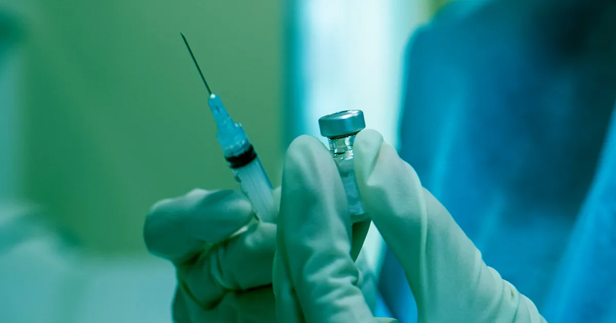 Médecin licencié pour avoir administré des doses de vaccin proches de l'expiration.