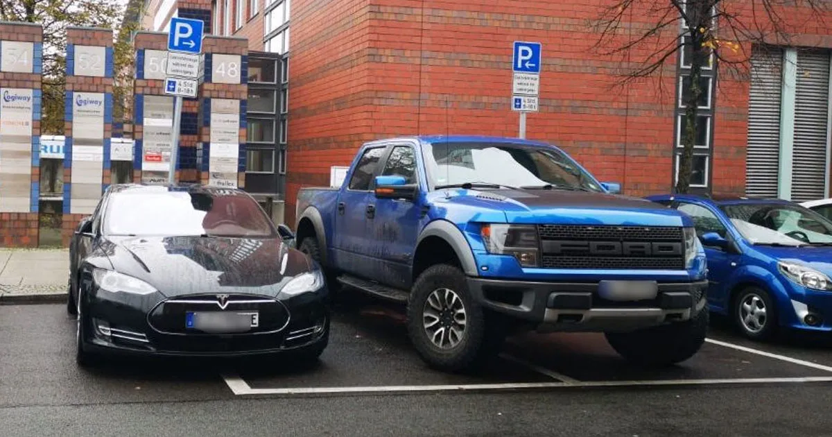 Police Interviennent pour Éloigner un Camion qui a Congelé le Conducteur de Tesla