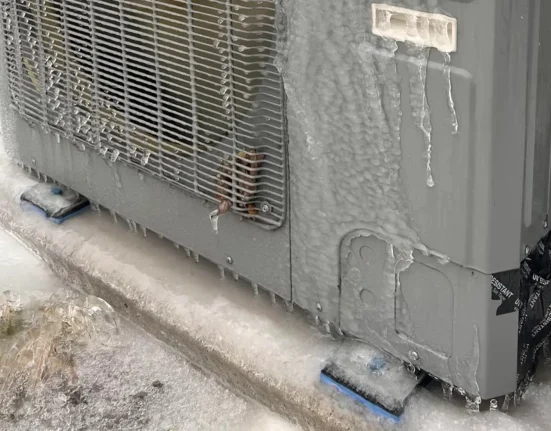 Propriétaire dévoile photo frappante de son HVAC défiant une tempête de verglas : 'C'est la pire tempête que j'ai jamais vue'.