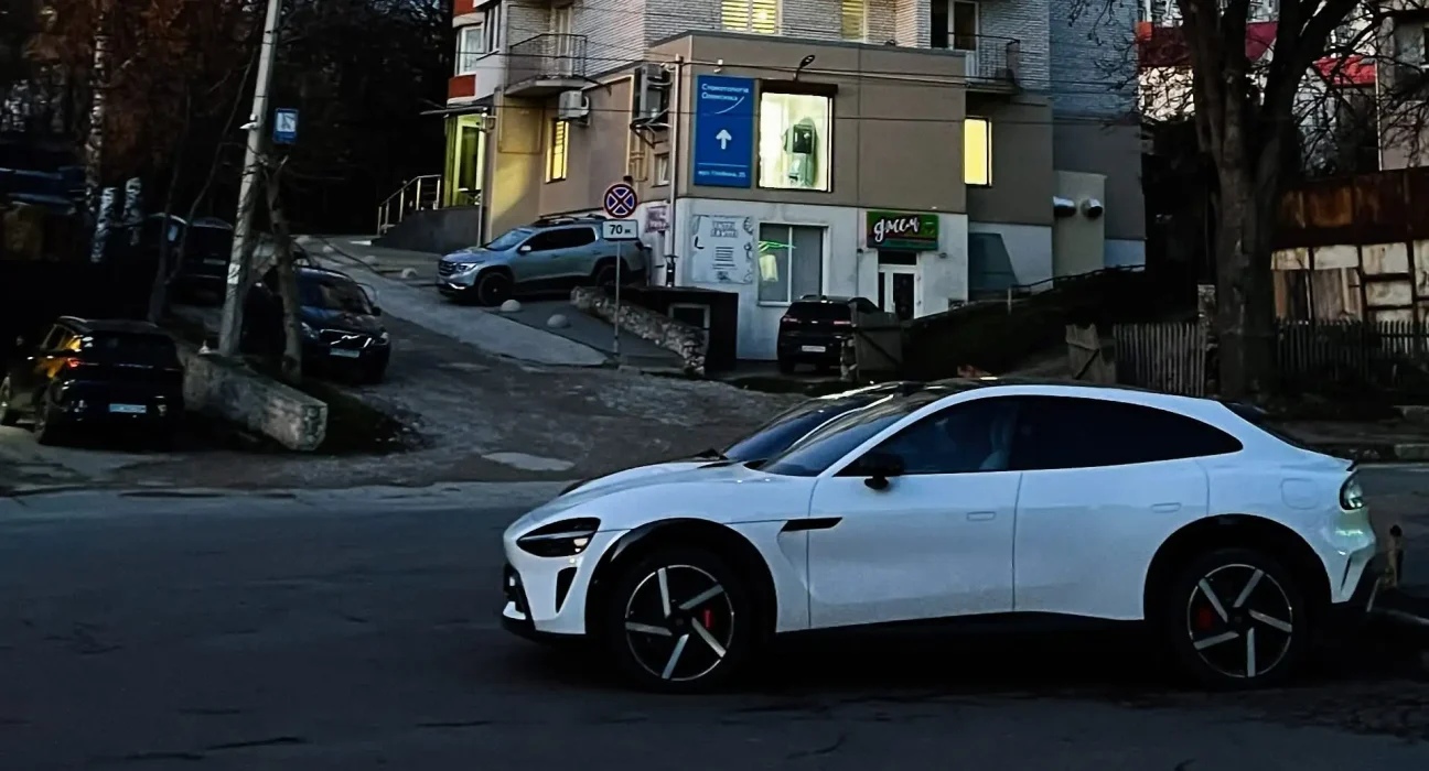 Propriétaire d'une voiture à essence partage son avis sincère après avoir essayé la nouvelle voiture électrique de ses parents : 'Rien d'étonnant'.
