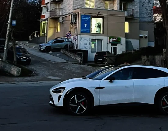 Propriétaire d'une voiture à essence partage son avis sincère après avoir essayé la nouvelle voiture électrique de ses parents : 'Rien d'étonnant'.