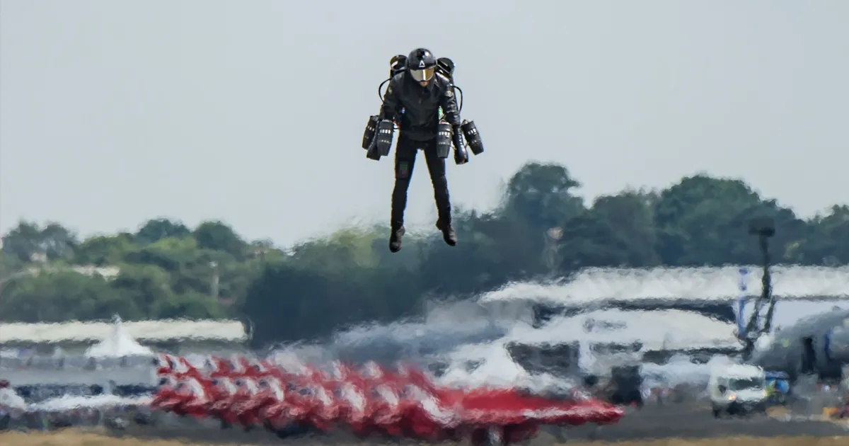 Regardez un audacieux pilote évoluer avec un jetpack inspiré d'Iron Man.