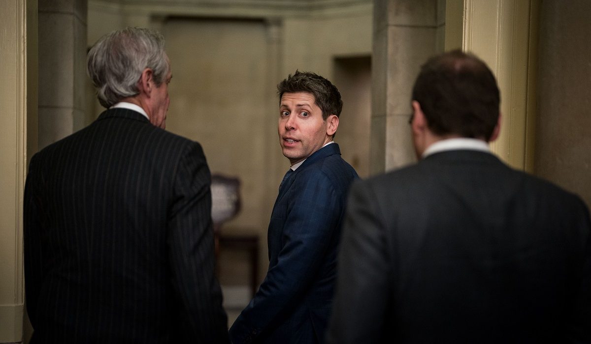 Sam Altman Visiblement Troublé par la Réaction aux Nouvelles sur le Silence Imposé aux Anciens Employés d'OpenAI
