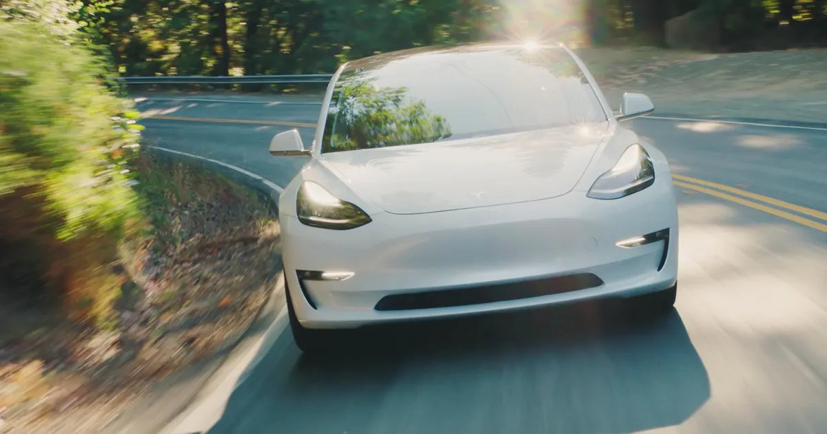 Tesla Annonce Une Mise à Jour Évolutive Pour Accélérer Les Performances de Ses Véhicules