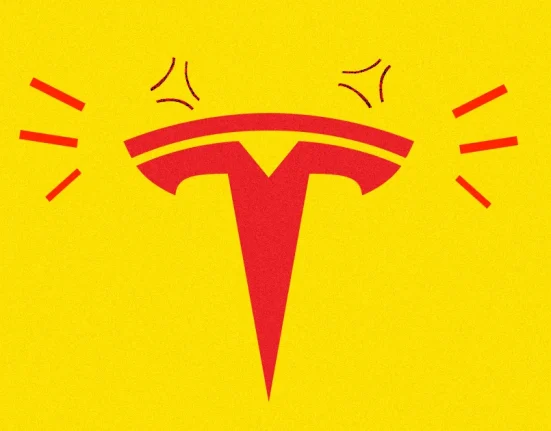 Tesla Impute les Rapports d'Accidents aux Ventes à Découvert