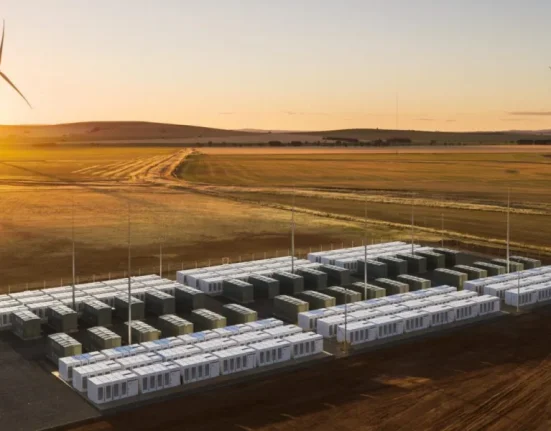 Tesla Triomphe sur le Charbon et Préserve le Réseau en Millisecondes