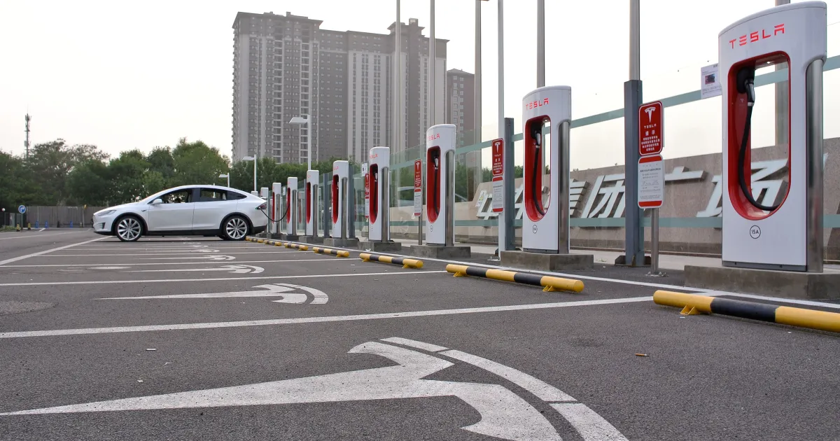 Tesla : Une Production Abondante, Mais des Voitures Qui Ne Roulaient Pas