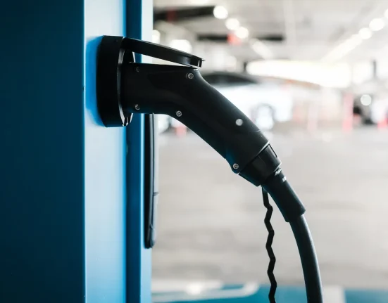 Titre : "Débat en ligne autour d'un duo de véhicules électriques inhabituel en stationnement : 'C'est le dernier que je voudrais conduire'"