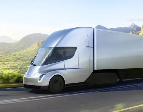 UPS Commande 125 Camions Tesla Semis