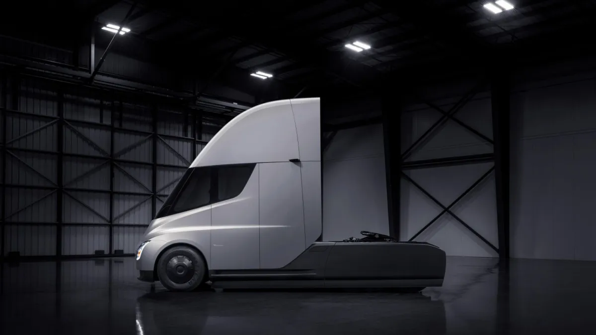 Un Prototype de Tesla Semi Repéré en Californie : Rapide, Élégant et Silencieux