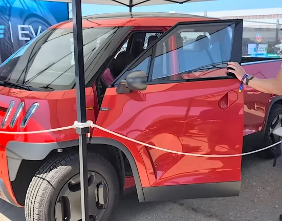 Un couple essaie le Telo : un mini-camion qui défie la taille d'une Mini Cooper !