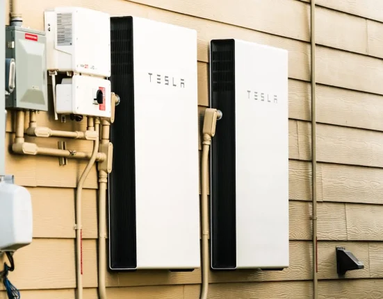 Un électricien expert dévoile les alternatives innovantes aux batteries domestiques Tesla : 'Notre scepticisme était de mise... concernant les produits Tesla'