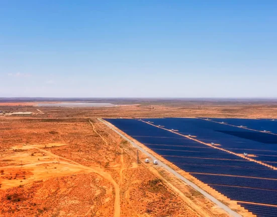 Un expert en énergie dévoile comment l'Australie a évité des pannes massives durant la canicule record : 'Ce n'est même pas une préoccupation'.