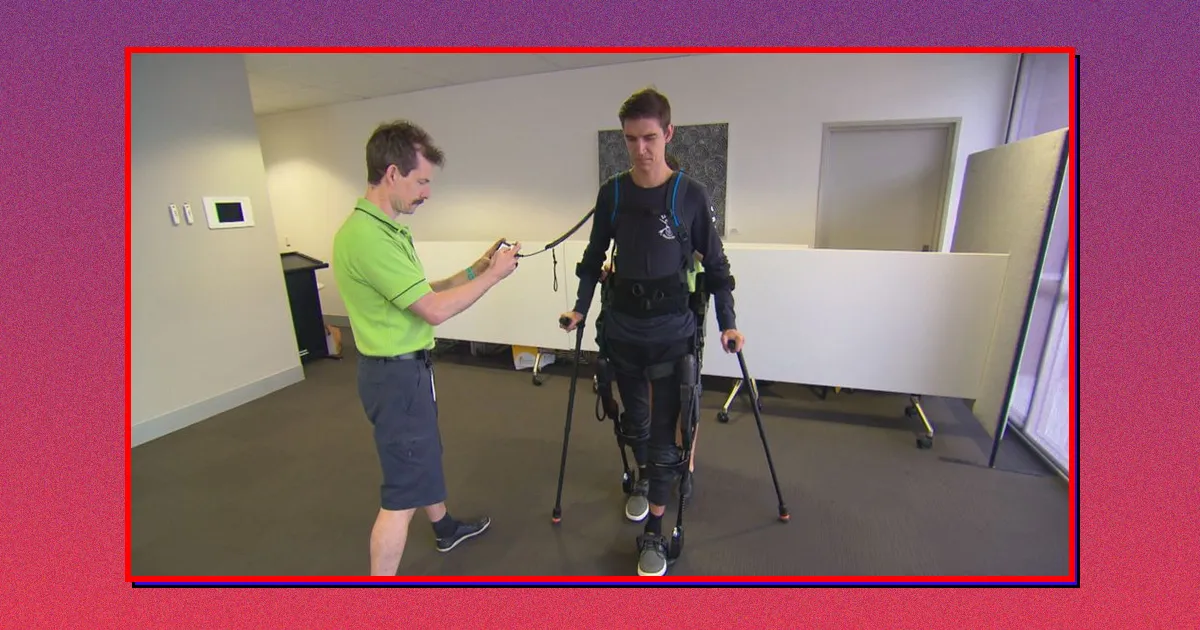 Un joueur de football paralysé retrouve la marche grâce à un exosquelette.