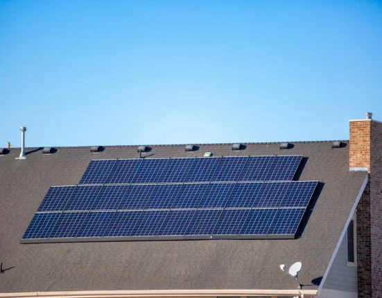 Un mois après l'installation de technologies futuristes Tesla : un propriétaire partage ses réflexions honnêtes.