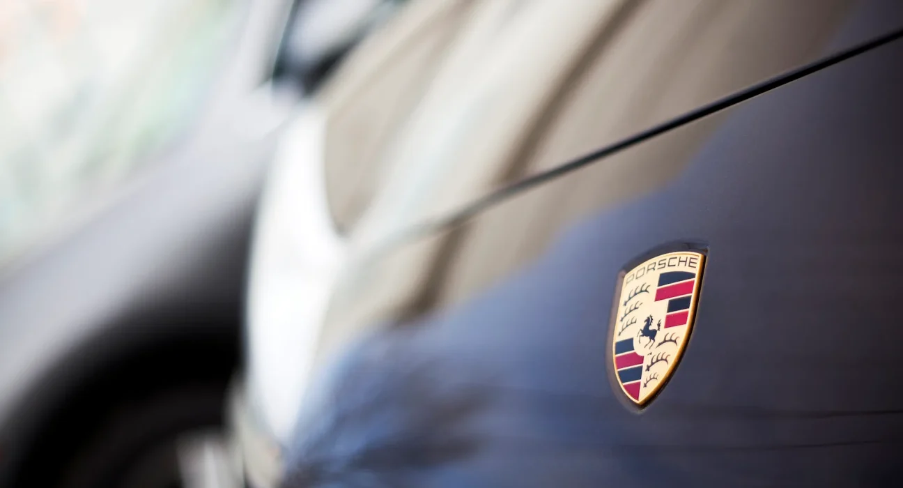 "Un nouveau modèle d'un constructeur automobile suscite des comparaisons frappantes avec Porsche : plagiat ?".