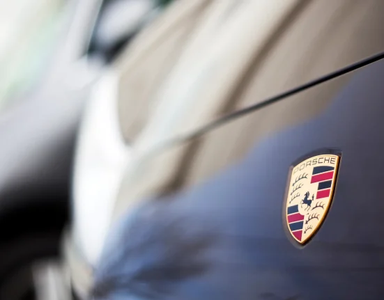 "Un nouveau modèle d'un constructeur automobile suscite des comparaisons frappantes avec Porsche : plagiat ?".