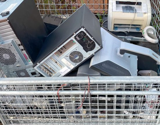 Un passionné de technologie ému après avoir déniché un trésor dans une poubelle : 'Je tremble encore'