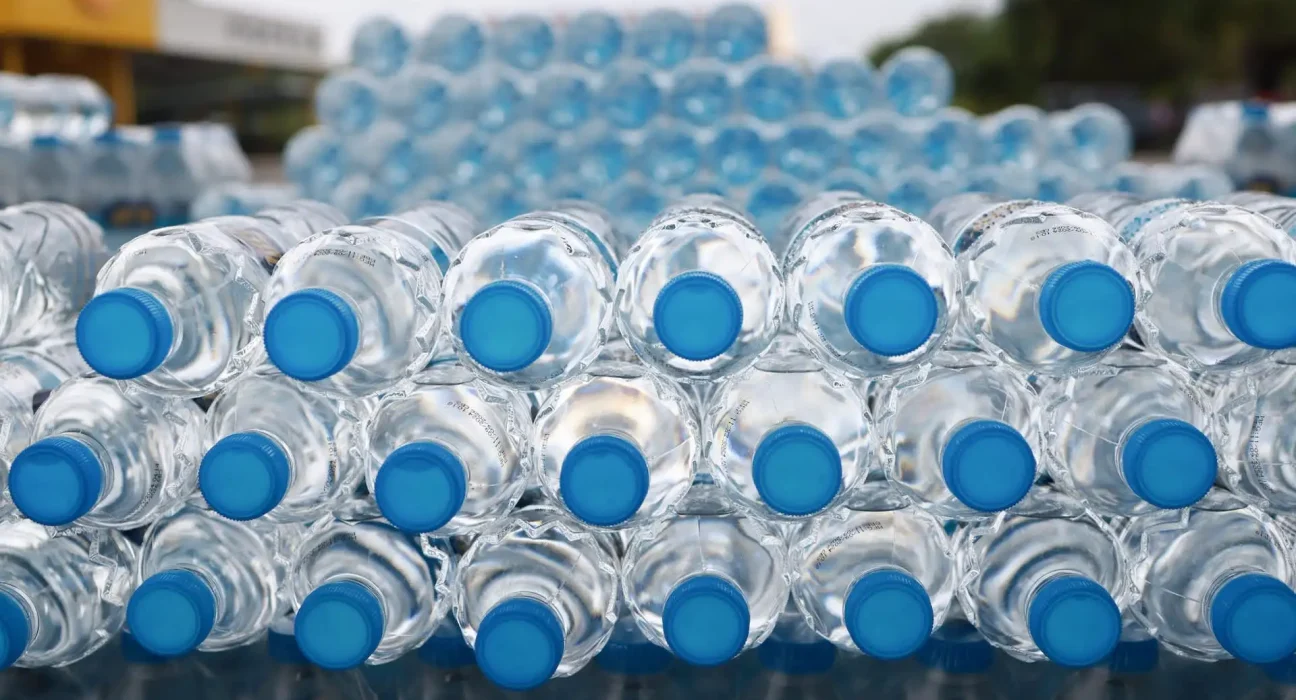 Un professeur invente une solution novatrice pour les déchets courants : 'Une passerelle vers l'avenir'