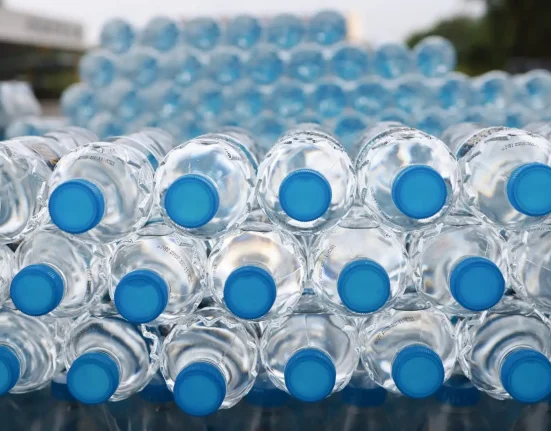 Un professeur invente une solution novatrice pour les déchets courants : 'Une passerelle vers l'avenir'