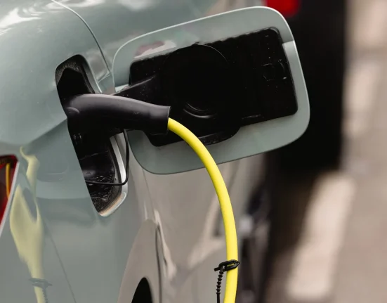 « Un propriétaire de voiture électrique défie les idées reçues : ‘J’ai simplement ignoré toutes les règles’ »