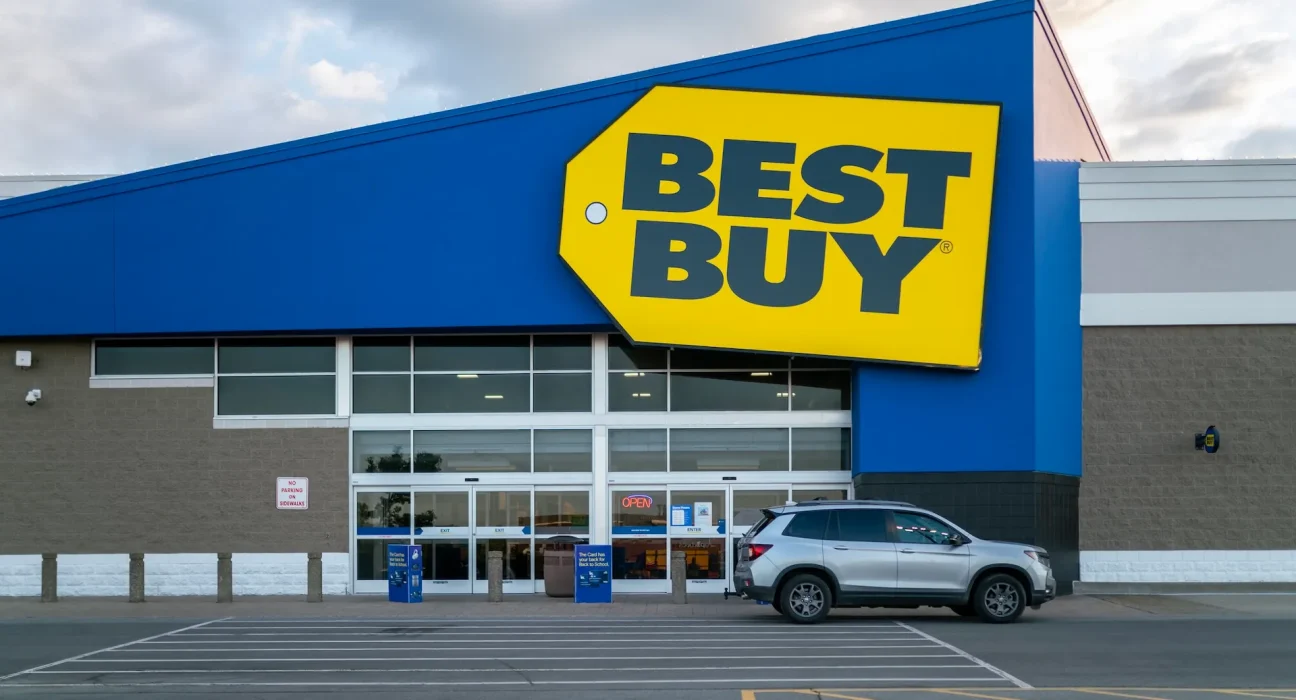 Un témoin révèle une découverte surprenante derrière le magasin Best Buy : 'Je n'arrive toujours pas à croire que des gens fassent ça'